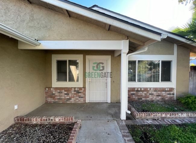Building Photo - NOW AVAILABLE! Beautiful 3 Bedroom, 2 Bathroom Home Located in Ripon, CA