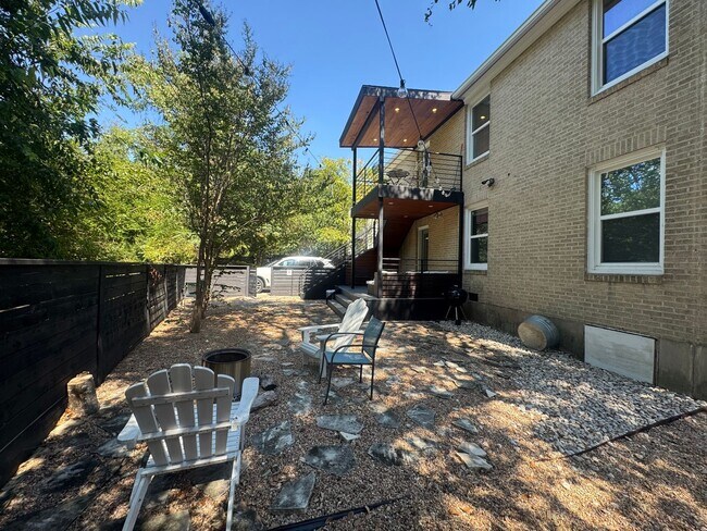 Building Photo - Remodeled 6 Bedroom Walking Distance to UT