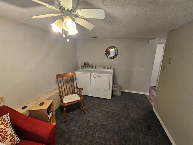 Building Photo - NIce remodeled 2 bedroom home close to dow...