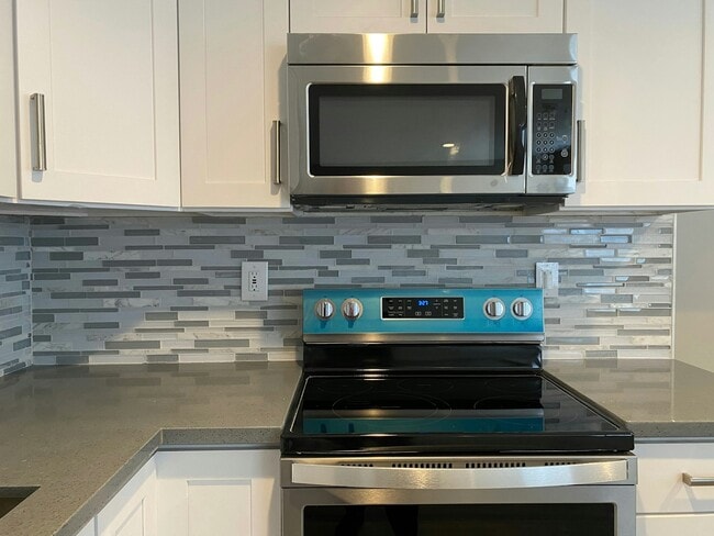 Building Photo - 7132 47th Ave SW