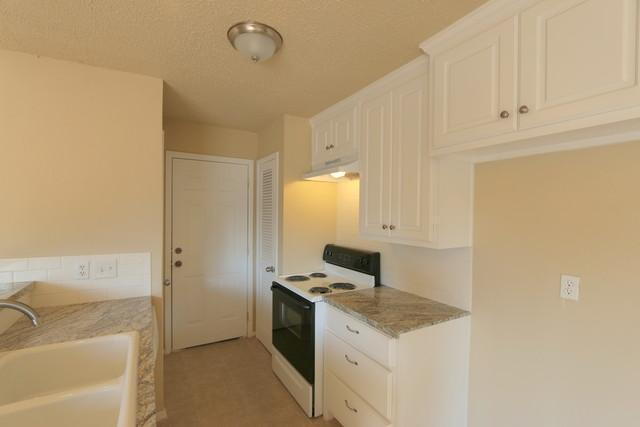 Building Photo - Half off First Full Month's Rent! /Fantastic Updated Home