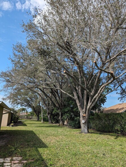 Building Photo - 9961 Boca Ave N