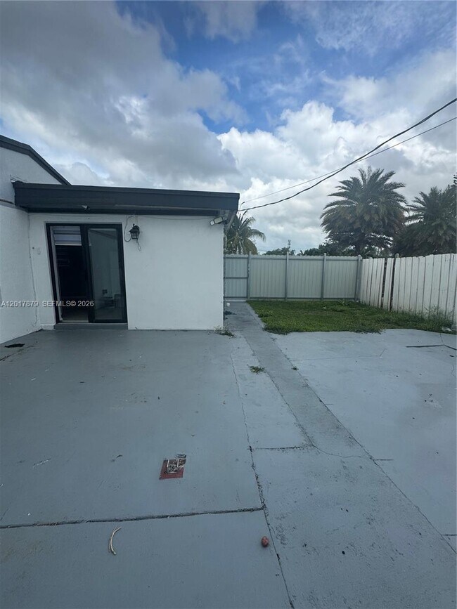 Building Photo - 20500 SW 114th Pl