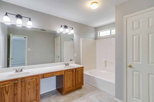 Building Photo - 2875 Grandview Dr