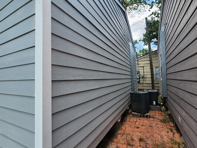 Building Photo - 13733 Duncum St