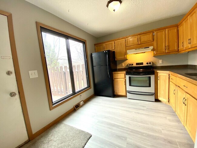 Building Photo - 4 Bedroom Townhome by Moorhead High School!