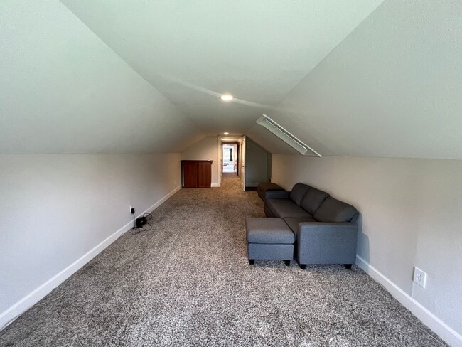 Building Photo - 1 Bedroom Suite for Lease with Washer/Dryer and Garage Spot