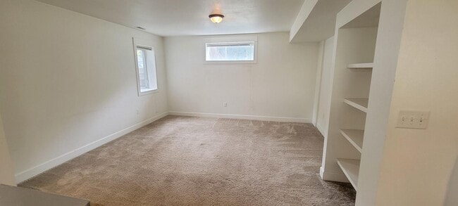 Building Photo - 303 Center St