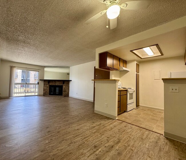 Building Photo - 1 Bed 1 Bath Aurora Condo Located Near Che...