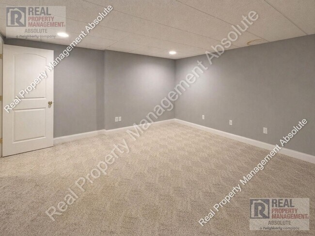 Building Photo - Prime Hudson Location: 3-Bed Townhouse Beside Benson’s Park