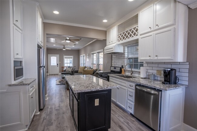 Building Photo - 802 Enid St