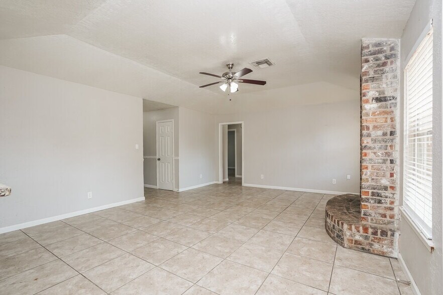 Building Photo - 2515 Village Cir Dr