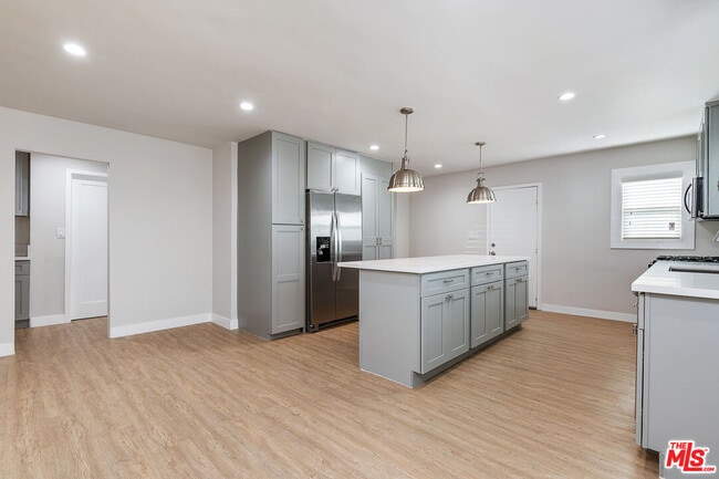 Building Photo - 2920 Alsace Ave