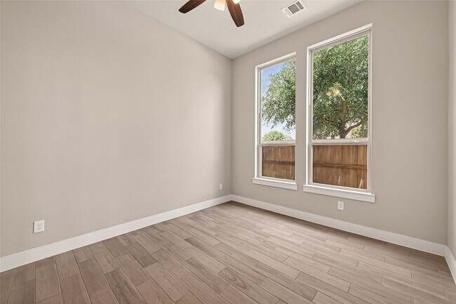 Building Photo - 2619 Lilac Point Ln