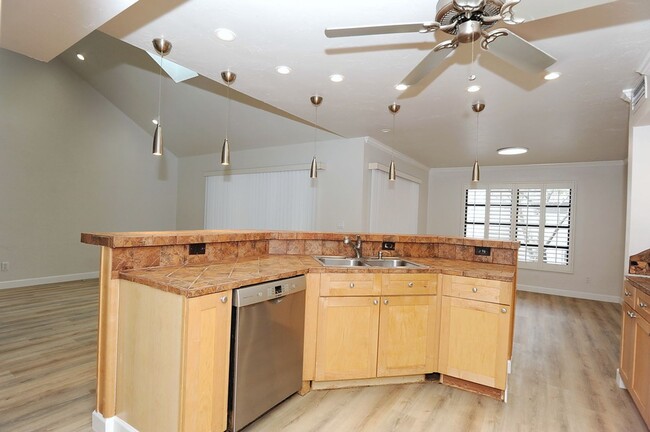 Building Photo - 3 Bedroom Townhouse - $2800/mo - ANNUAL RE...
