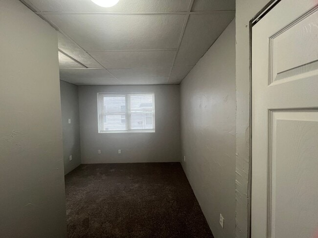 Building Photo - Beautiful 4 Bedroom/ 2 Bath with private c...