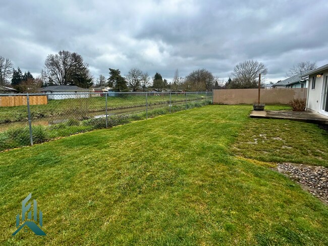 Building Photo - Updated 3 Bed 2 Bath Home