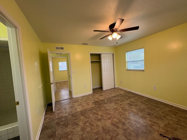 Building Photo - For Rent: 4-Bedroom Home in Lakeland