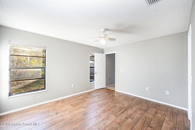 Building Photo - 869 Yorktowne Dr