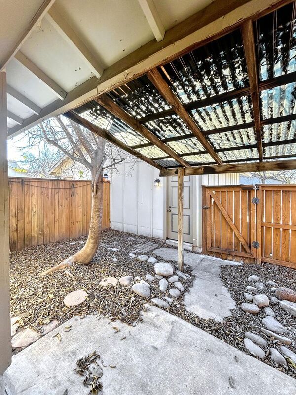 Building Photo - 1405B Braker Ln