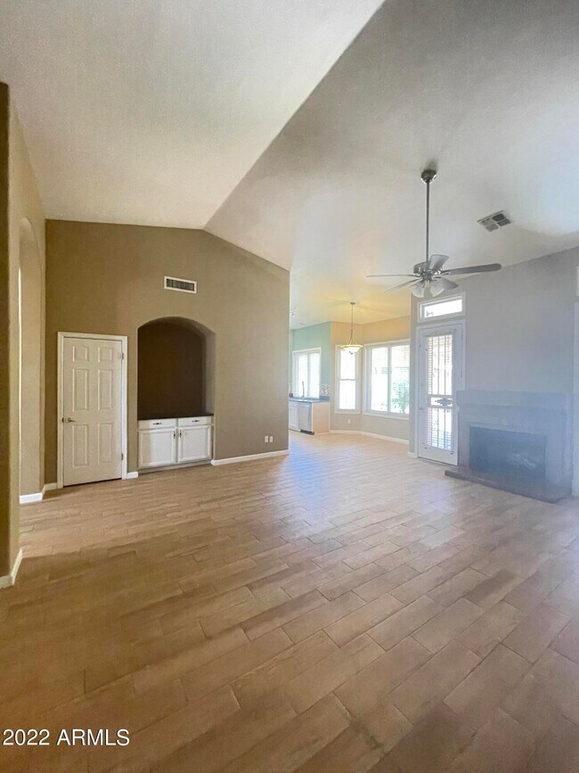 Building Photo - 658 N Poplar Ct