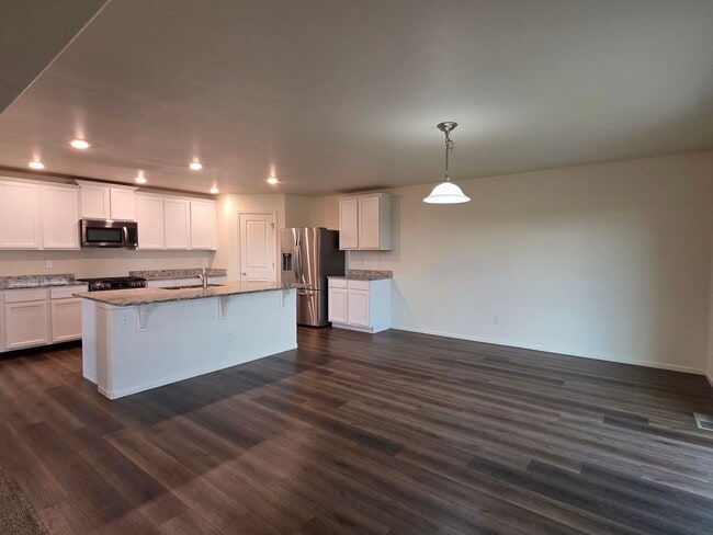 Building Photo - MASSIVE 5 Bedroom Home In Bennett!