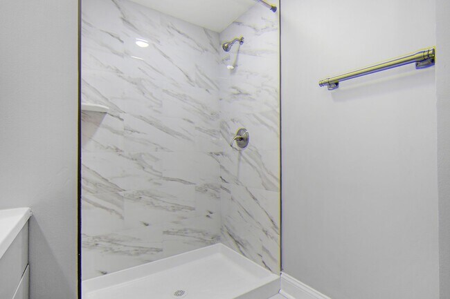 Building Photo - 4923 Lasalle Ave