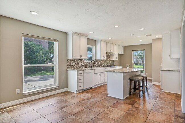 Building Photo - 513 Meadow Bend Dr
