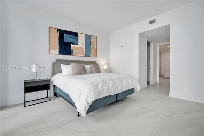 Building Photo - 17550 Collins Ave