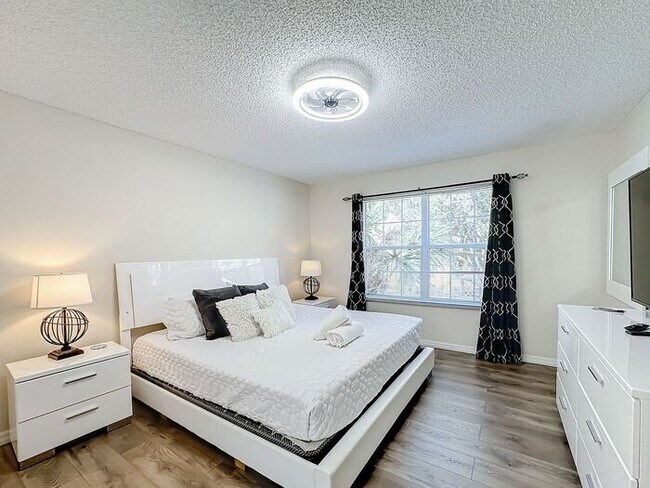 Building Photo - STUNNING Emerald Island Resort 5 bedroom 4.5 bath Luxury Home FULLY FURNISHED! 3 miles from Disney!