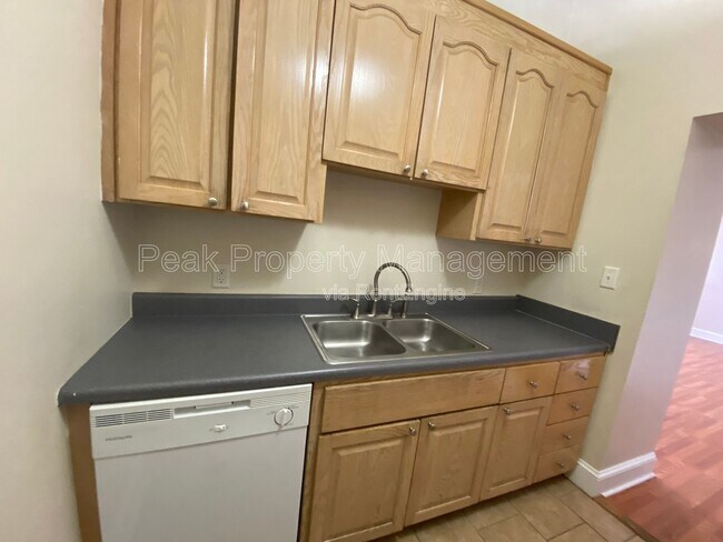 Building Photo - 244 N Sycamore St