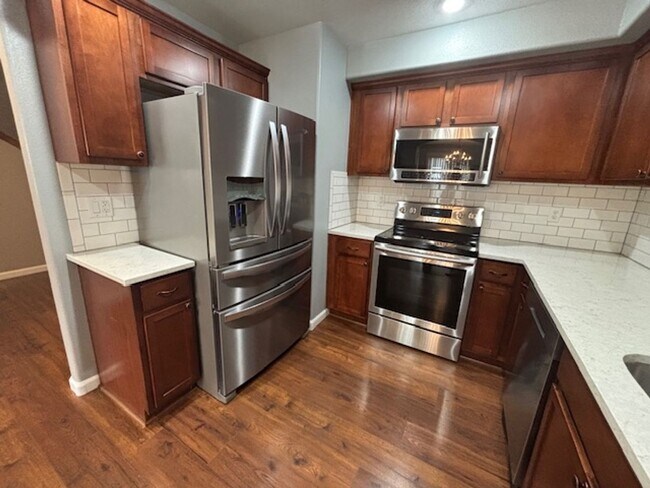 Building Photo - 4 Bedroom 3.5 Bath Townhome in Saddle Ridge!!!