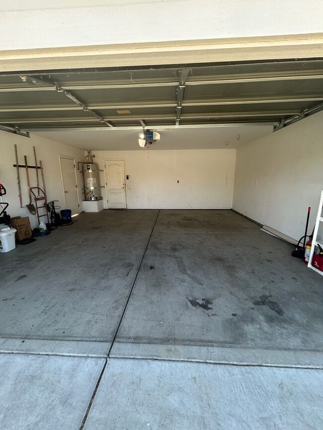 Building Photo - Open and Spacious in Northwest Hanford