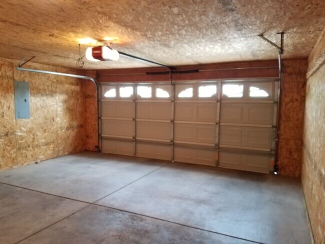 Building Photo - House For Lease