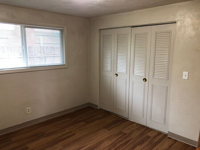 Building Photo - Updated 3 bedroom 1 bath house in Springfi...