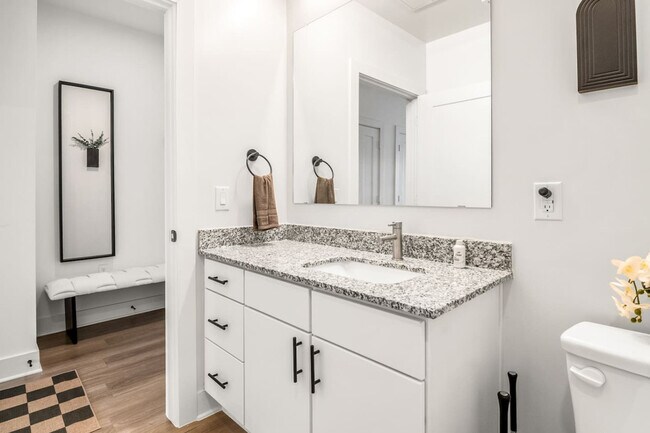 Building Photo - 701 Richmond Ave.