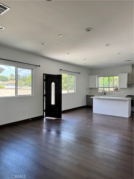 Building Photo - 5830 N Vista St