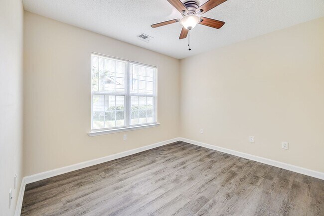 Building Photo - Move-In Ready 3-Bedroom Home with Fenced Backyard in Guyton!