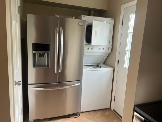 Building Photo - 616 Eastbrooke Ln