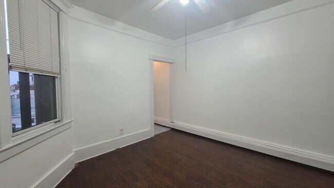 Building Photo - 405 61st St