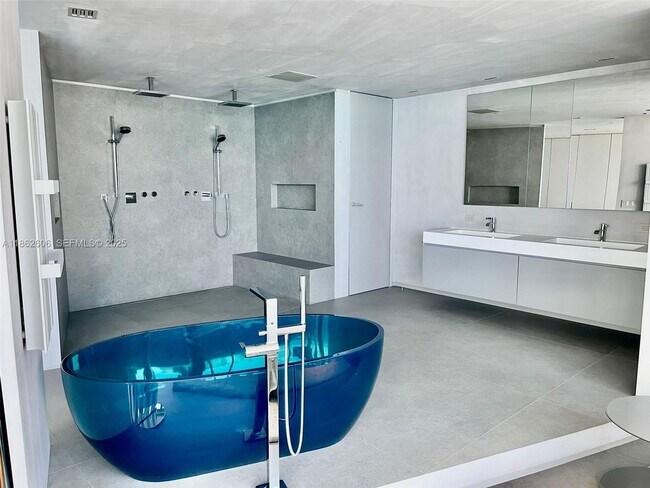 Building Photo - 18555 Collins Ave