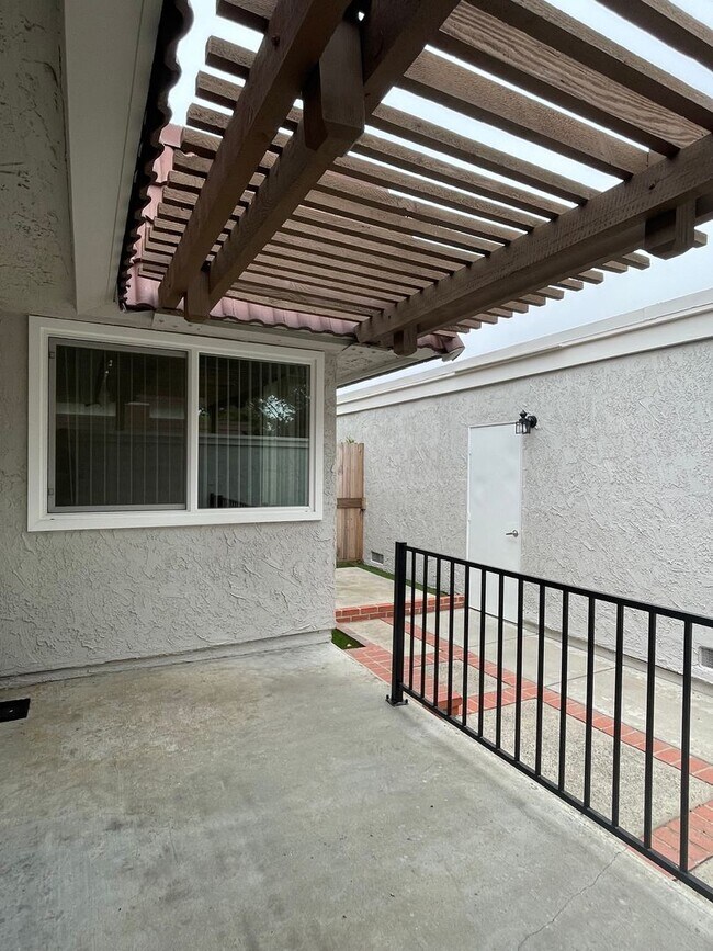 Building Photo - Beautiful Condo in Private Community