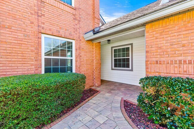 Building Photo - Charming Waterfront Home in Southside