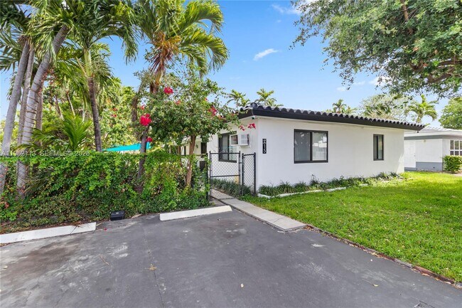 Building Photo - 715 NE 6th St