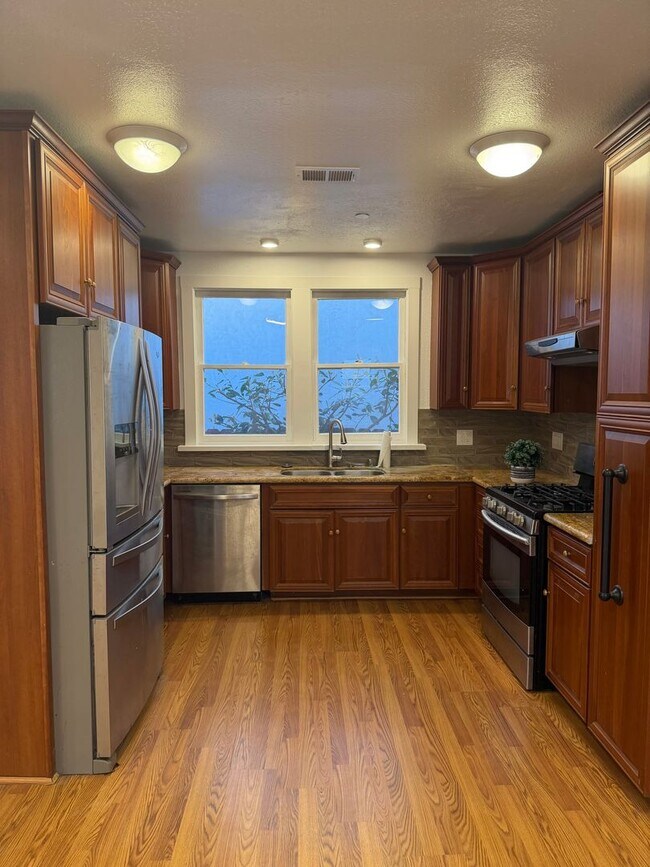 Building Photo - 603 8th St