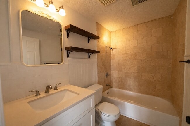 Building Photo - 7 Carol Ct