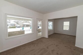 Building Photo - 914 W 6th St