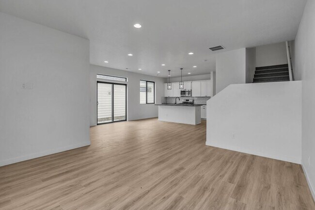 Building Photo - 5114 E Hope Ave