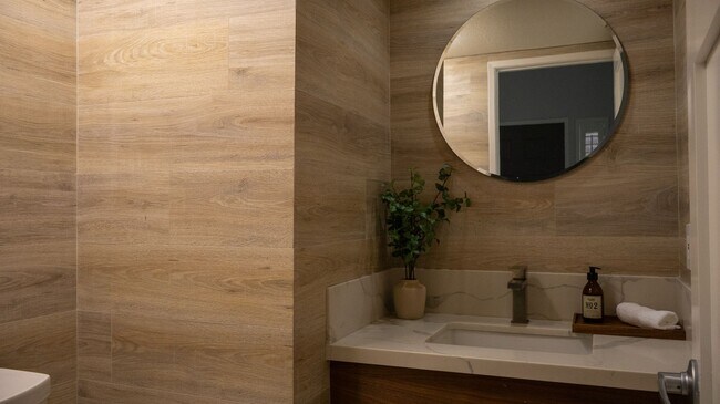 Building Photo - Gorgeous 3 bedrooms 2.5 baths townhome in ...