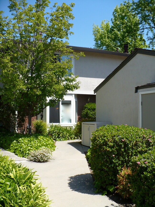 Entry behind garage - 834 Royal Ann Ln
